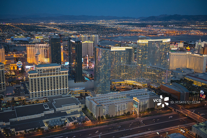 美国内华达州拉斯维加斯城市夜景鸟瞰图图片素材