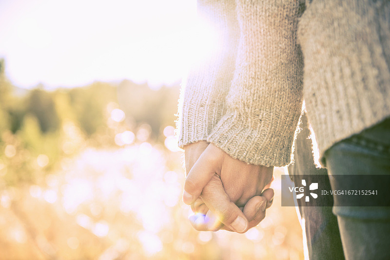 西班牙裔夫妇在户外手牵手特写图片素材