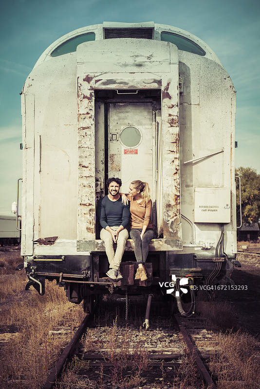 西班牙裔夫妇坐在火车外图片素材