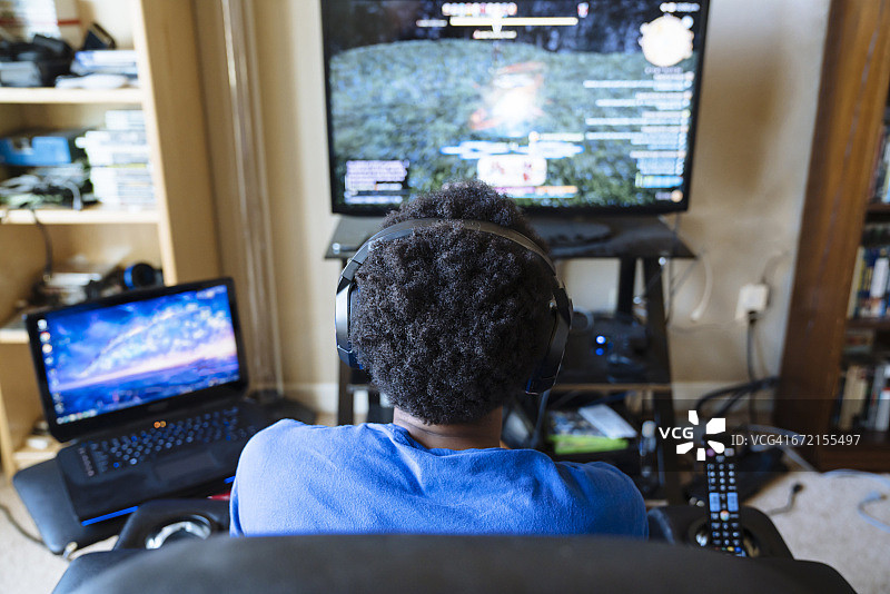 黑人男子玩电子游戏图片素材