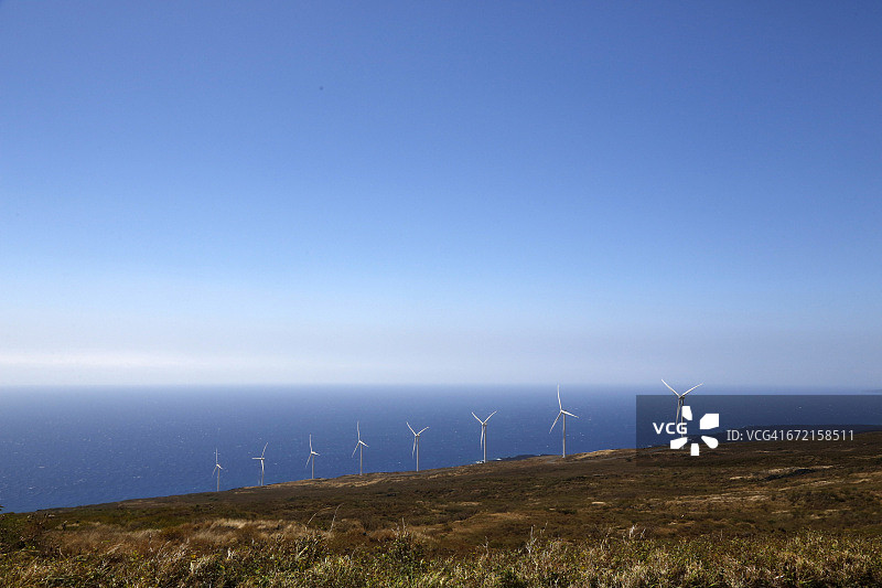 海洋附近一排风力涡轮机图片素材