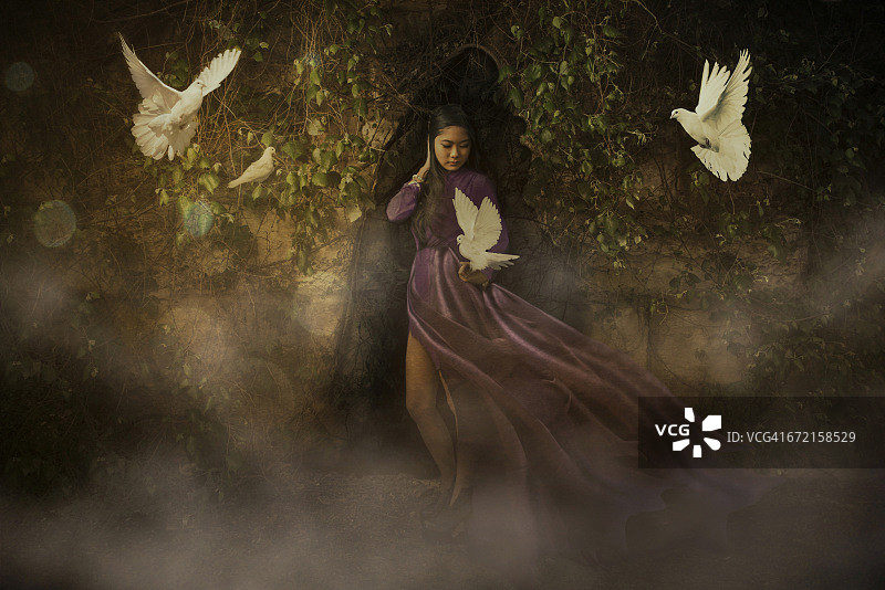 白鸽围绕着中国女人飞舞图片素材