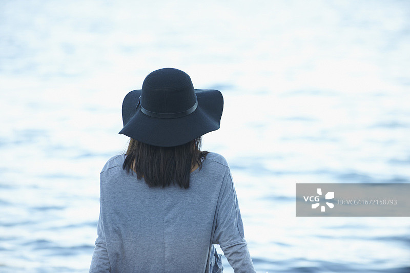 混血女人在湖边放松图片素材