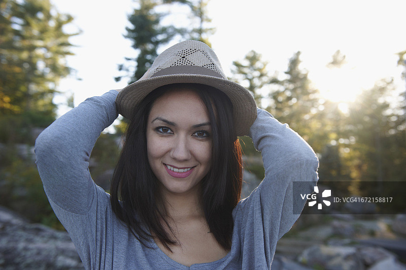 在户外拿着软呢帽的混血女人图片素材