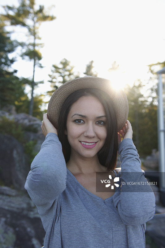 在户外拿着软呢帽的混血女人图片素材