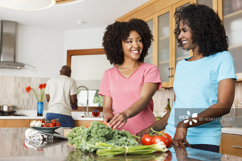 在厨房里切菜的黑人女性图片素材