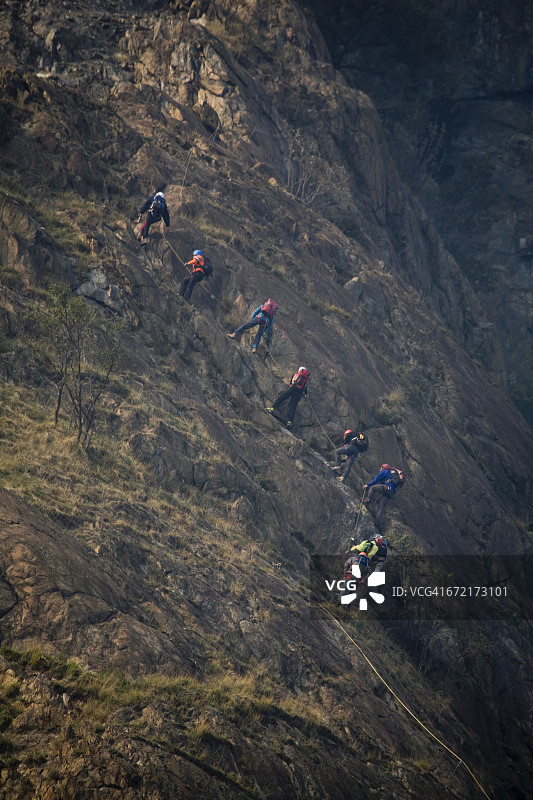 在意大利都灵苏萨山谷的圣米歇尔山上攀爬的人群图片素材