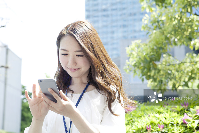 使用智能手机的年轻女商人图片素材