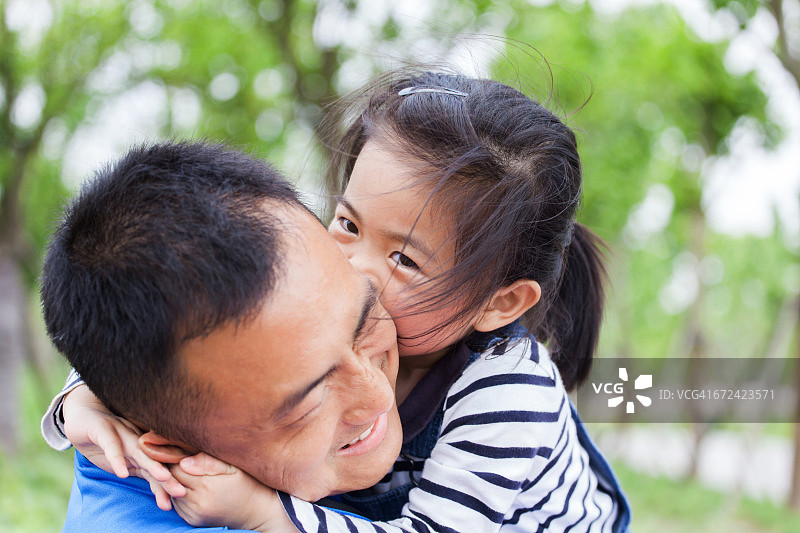 小女孩和一个男人玩耍图片素材