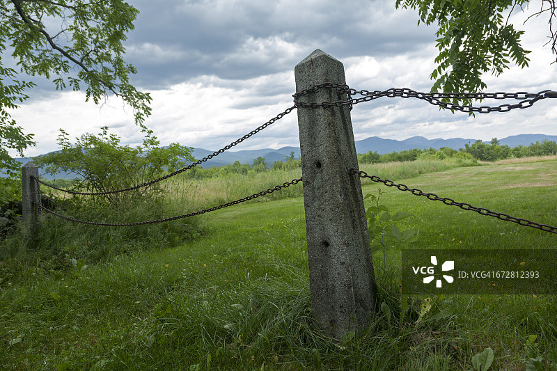 方尖石碑和链条围栏图片素材
