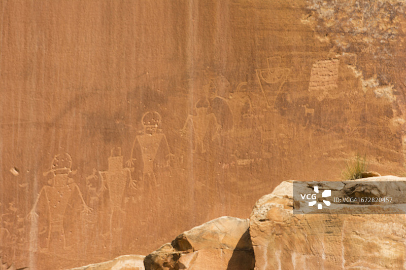 圆顶礁国家公园弗里蒙特河峡谷岩石雕刻图片素材