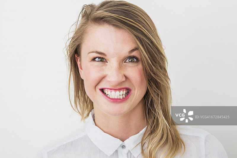 年轻女人大笑表情图片素材