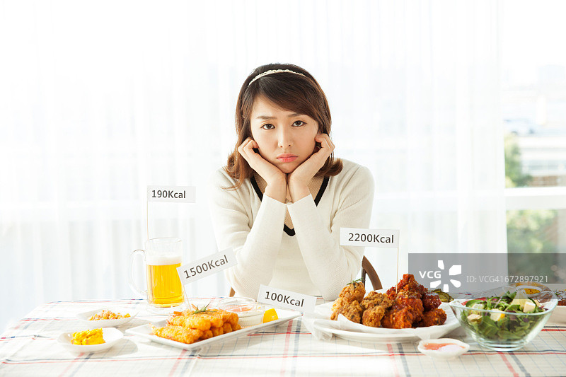 拿着沙拉碗的女人图片素材