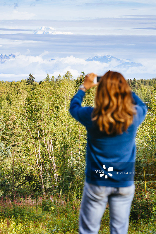 游客从了望台拍摄德纳里峰图片素材