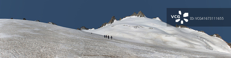 法国霞慕尼：在针峰之巅的登山者图片素材