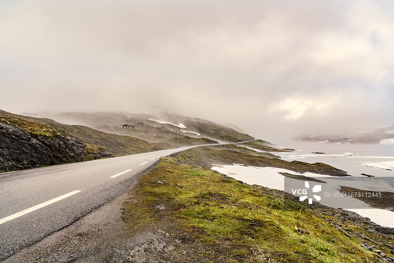 挪威海德马克郡，图夫辛达伦山谷的乡村公路与云彩图片素材