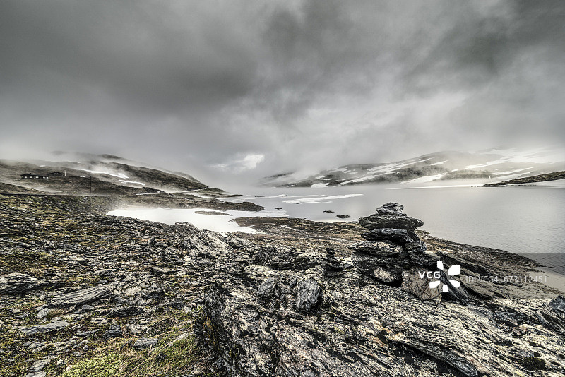 挪威海德马克郡图夫辛达伦山谷的戈马河，壮丽的天空图片素材