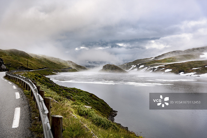 挪威海德马克：图夫辛达伦山谷、道路、戈马河及春日云彩图片素材