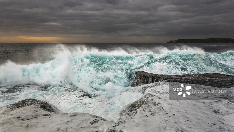 澳大利亚新南威尔士州马鲁布拉，海岸，暴风雨，傍晚的海浪图片素材