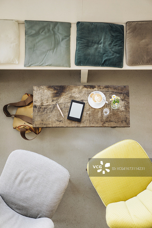 咖啡馆桌子上的电子书和咖啡杯图片素材