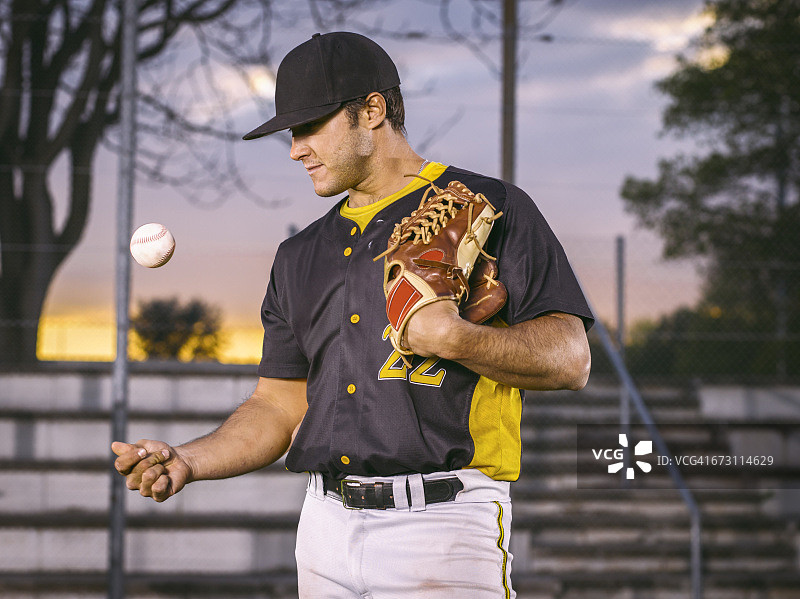 棒球运动员向上抛球图片素材