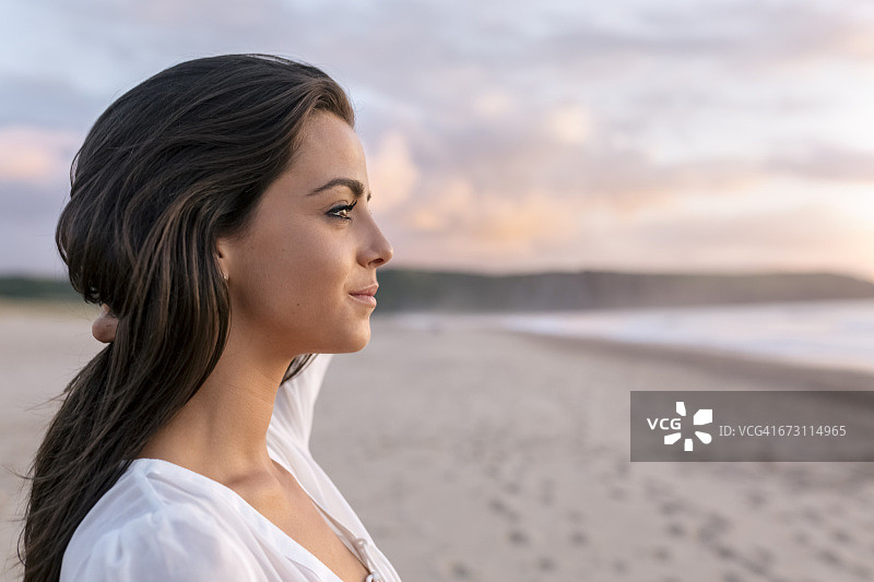 西班牙阿斯图里亚斯海滩上的美丽年轻女人图片素材