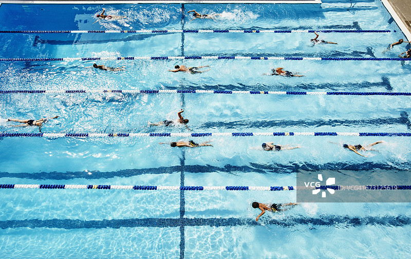 游泳队在室外游泳池练习图片素材