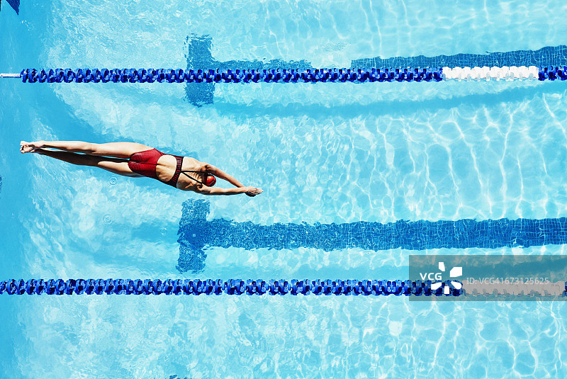 女子竞技游泳运动员跳入泳池图片素材