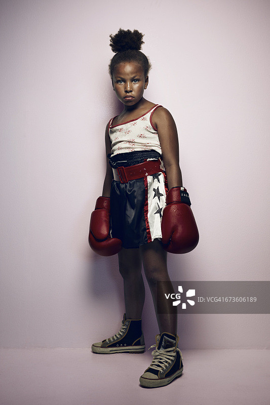 酷炫年轻女拳击手肖像图片素材