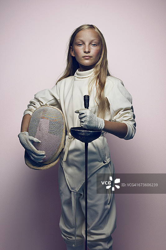 耍酷的年轻击剑女孩肖像图片素材