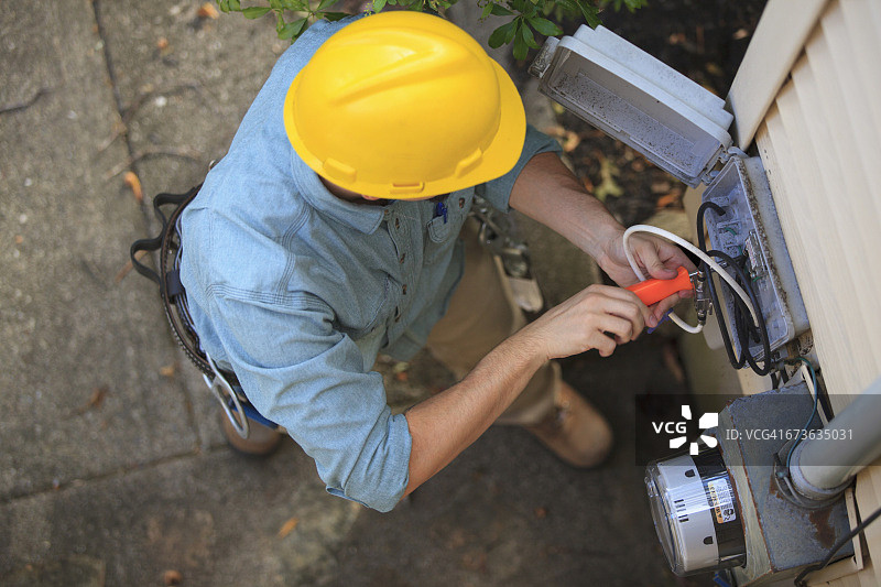 电工在家中的接线盒上工作图片素材