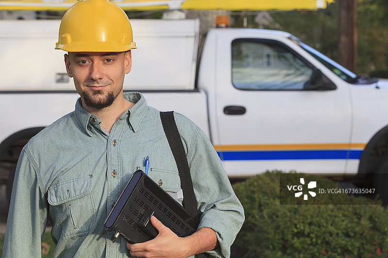 带着电缆箱去家里的线路工人的肖像图片素材