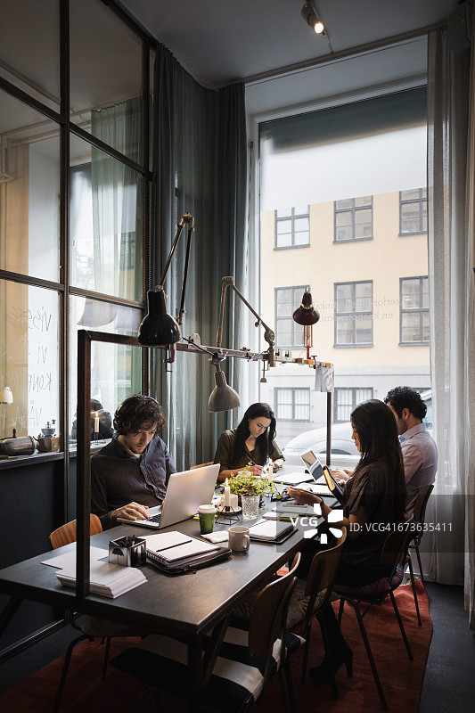 创意团队在现代办公室工作图片素材