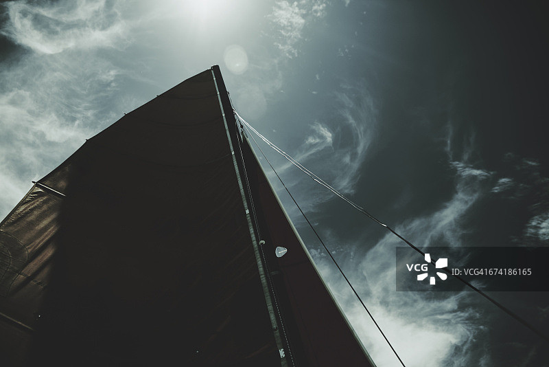 正午时分航行的帆船图片素材