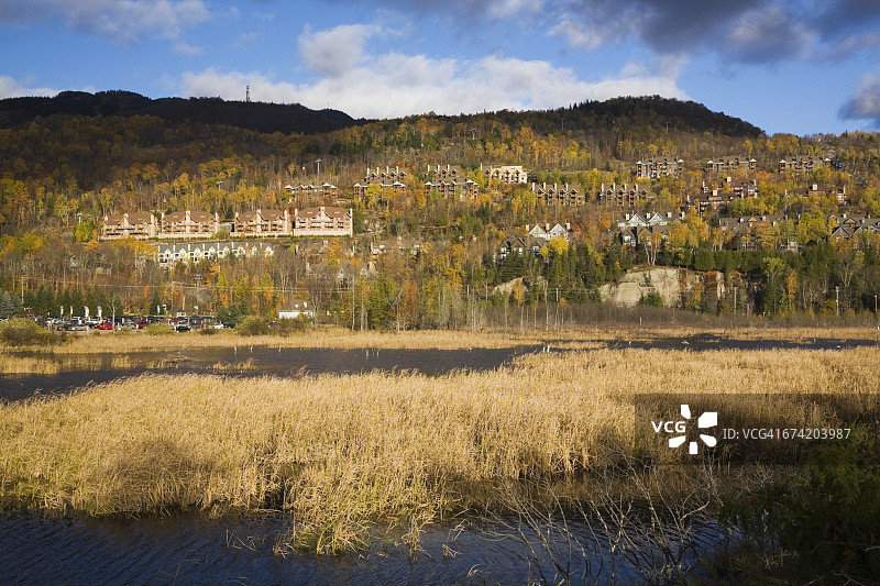 翠湖山庄滑雪胜地的公寓楼图片素材