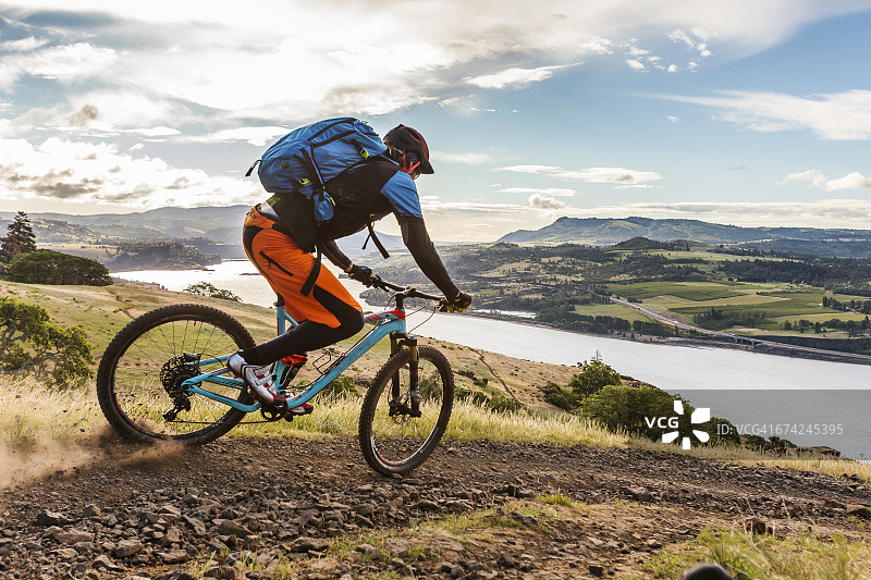 山地自行车骑行者沿着哥伦比亚河骑行图片素材