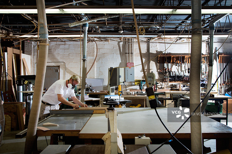 在船厂车间工作的工匠图片素材