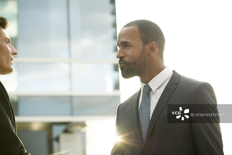 在户外交谈的商人图片素材