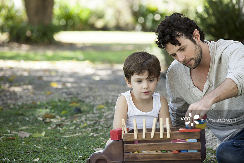 父子在后院玩玩具图片素材