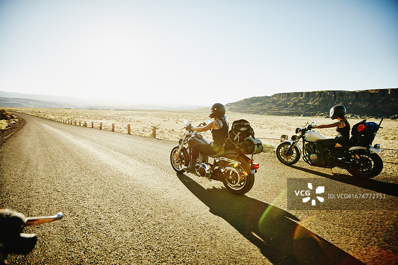 骑摩托车的女人在路上图片素材