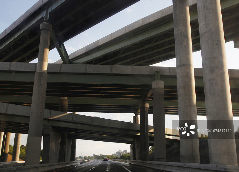 高速公路匝道和水泥柱与汽车图片素材