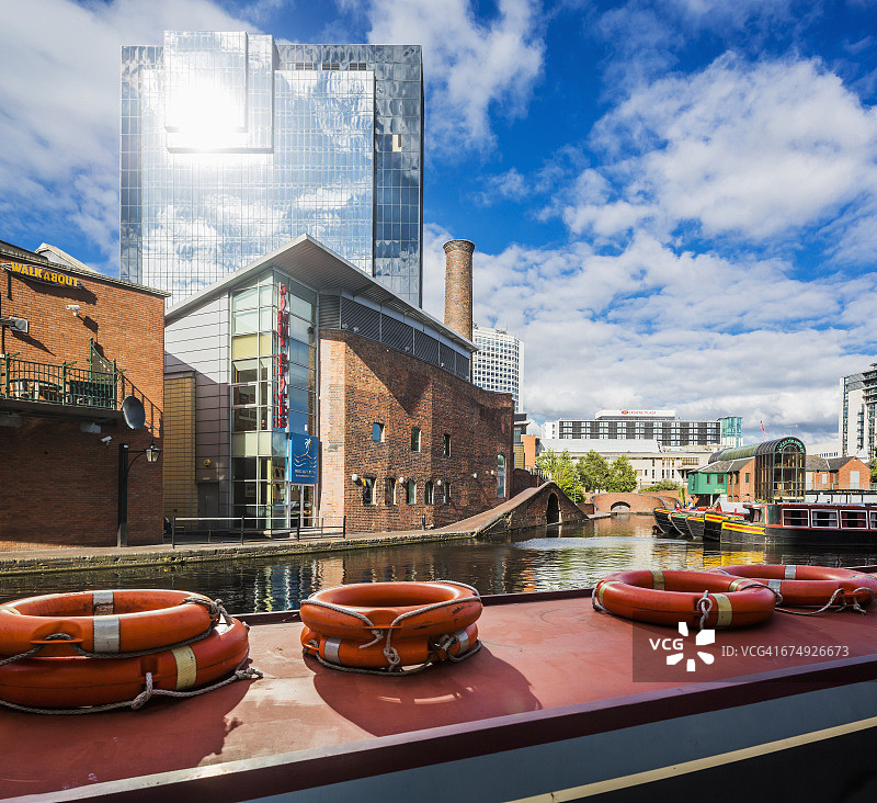 运河附近的加油站街区盆地区域景观图片素材