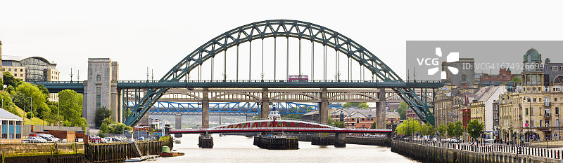 秋千桥、泰恩桥和高层桥图片素材