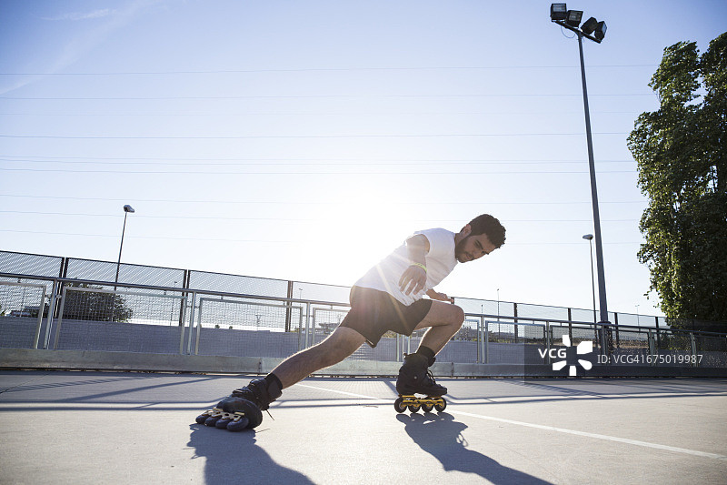 溜着旱冰鞋滑行的男人图片素材