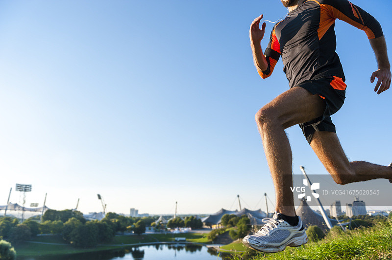 在公园草地上跑步的男人图片素材