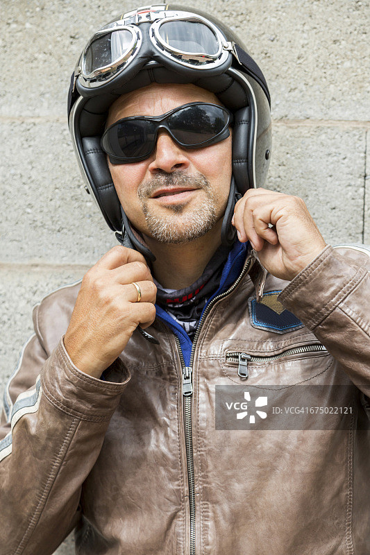 戴太阳镜和头盔的骑行者肖像图片素材