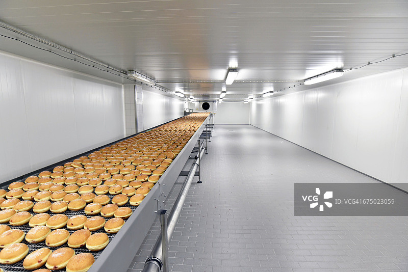 烘焙工厂的柏林甜甜圈生产线图片素材