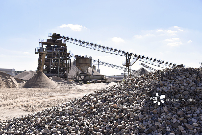 砂石坑中的石头和沙子图片素材