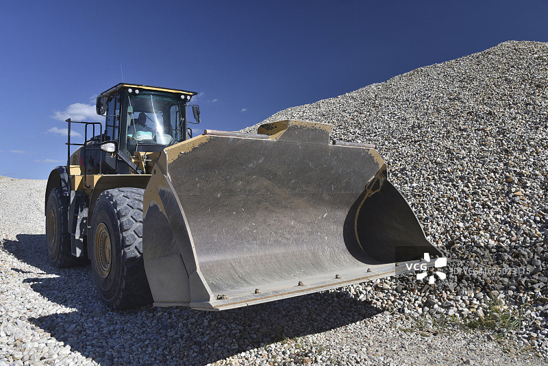 砂石坑中的轮式装载机图片素材