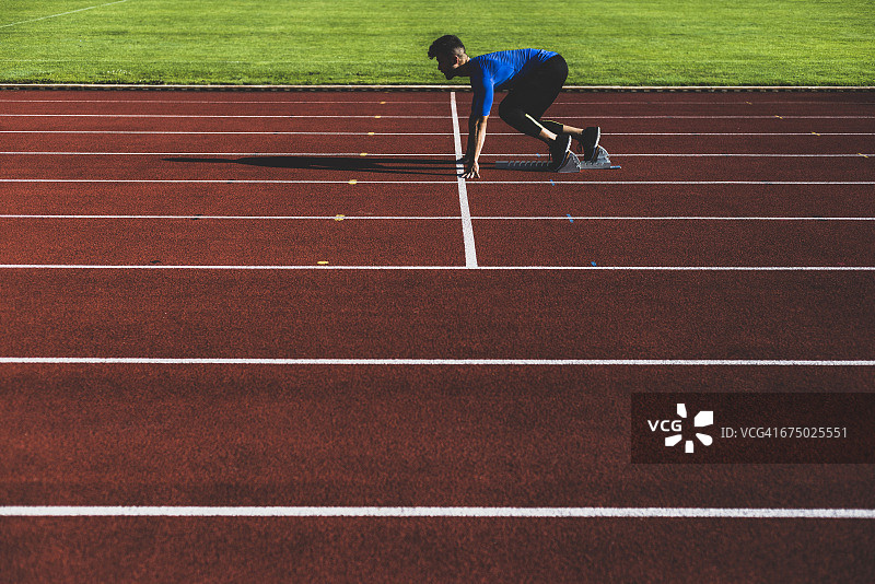 起跑线上格子跑道上的跑步者图片素材